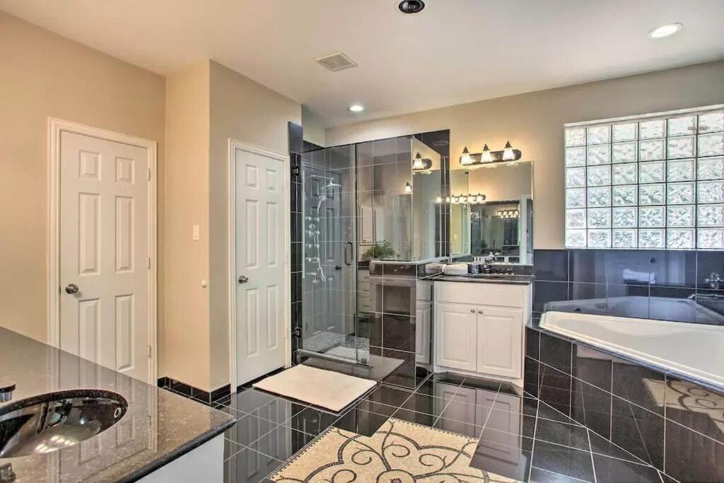 Heated Pool, Pool Table, Hot Tub, Home Theatre, Guest House, Basketball Court, Sleeps-20 Allen Esterno foto