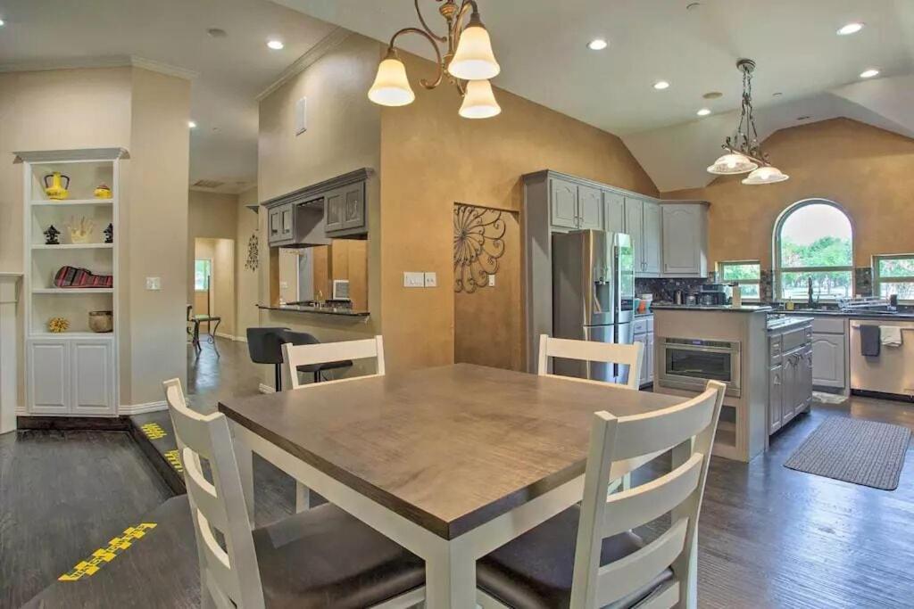 Heated Pool, Pool Table, Hot Tub, Home Theatre, Guest House, Basketball Court, Sleeps-20 Allen Esterno foto