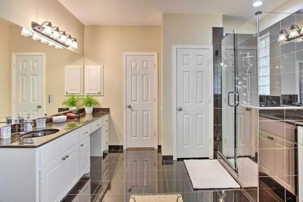 Heated Pool, Pool Table, Hot Tub, Home Theatre, Guest House, Basketball Court, Sleeps-20 Allen Esterno foto