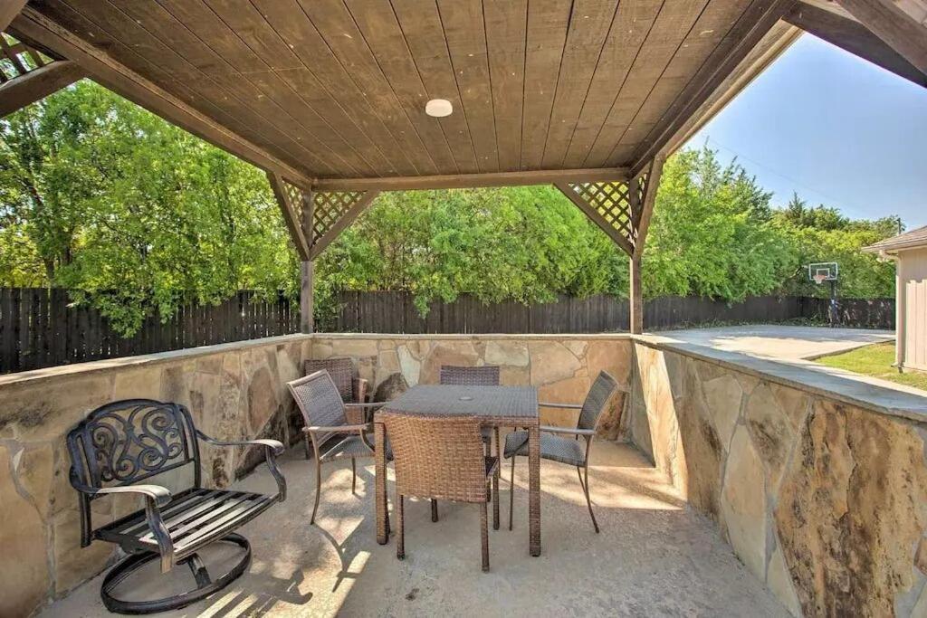 Heated Pool, Pool Table, Hot Tub, Home Theatre, Guest House, Basketball Court, Sleeps-20 Allen Esterno foto