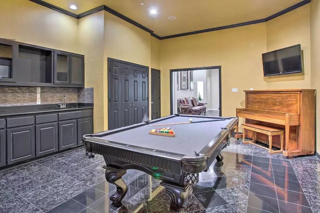 Heated Pool, Pool Table, Hot Tub, Home Theatre, Guest House, Basketball Court, Sleeps-20 Allen Esterno foto