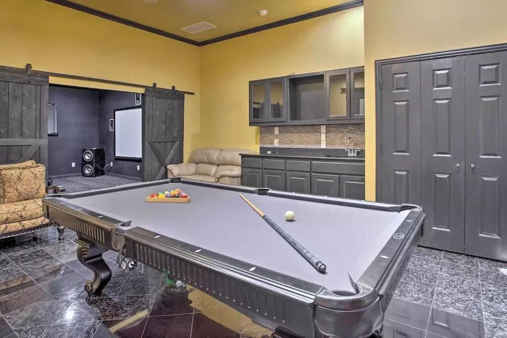 Heated Pool, Pool Table, Hot Tub, Home Theatre, Guest House, Basketball Court, Sleeps-20 Allen Esterno foto