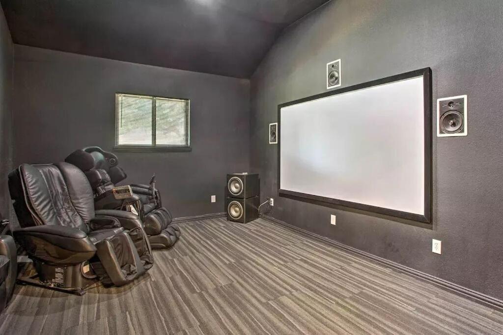 Heated Pool, Pool Table, Hot Tub, Home Theatre, Guest House, Basketball Court, Sleeps-20 Allen Esterno foto