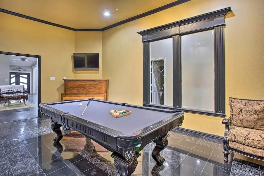 Heated Pool, Pool Table, Hot Tub, Home Theatre, Guest House, Basketball Court, Sleeps-20 Allen Esterno foto